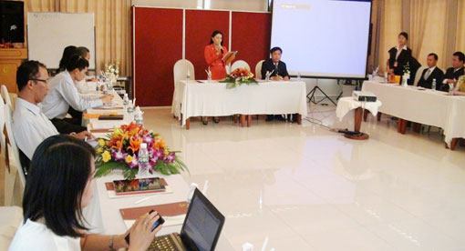 Tổng Giám đốc Công ty cổ phần Địa ốc Kim Oanh trao đổi với các phóng viên  tại buổi họp báo