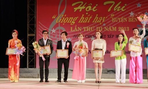 Các thí sinh đoạt giải tại hội thi giọng hát hay huyện Bến Cát năm 2013