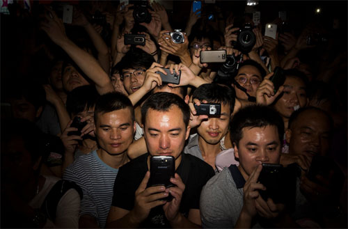 Đám đông nam giới cuồng nhiệt trước sự xuất hiện của ngôi sao khiêu dâm Nhật Bản Rei Mizuna. Ảnh: NY Times