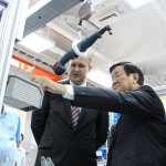 Chủ tịch nước Trương Tấn Sang thăm phòng thí nghiệm của Trường ĐH Việt - Đức - Ảnh: Đình Trọng