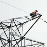 Thanh niên cố thủ 8 giờ trên trụ điện cao thế Mỹ Phước - Tây Ninh khiến nhiều khu vực ở Thị xã Bến Cát mất điện