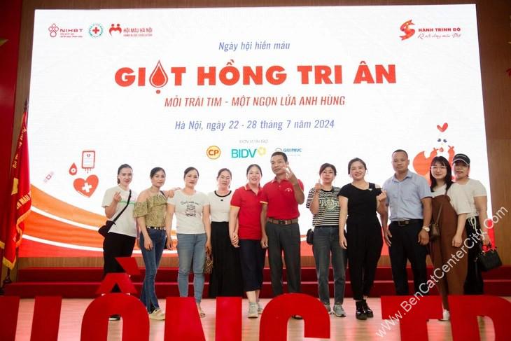 Tập thể người dân xã Xuân Quan (Hưng Yên) cùng tham gia hiến máu tại Viện Huyết học - truyền máu trung ương - Ảnh: Bệnh viện cung cấp